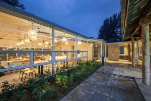 Bygningen som hotellet ligger i + 197 billeder