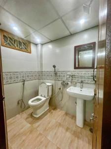 斯里曼加尔乌帕齐拉Sribhumi Homestay的带马桶和水槽的浴室