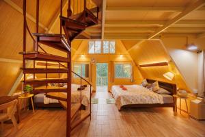 une chambre avec deux lits superposés et une échelle dans l'établissement Baandin Chiewlarn, à Ban Tha Khun