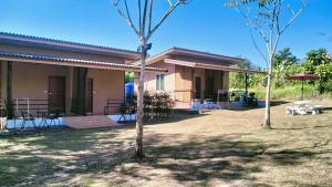 ein Haus mit Stühlen und Tischen davor in der Unterkunft Little Shark bungalow in Ban Bang Bao + 15 Fotos