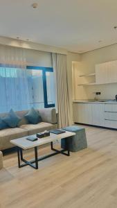 达曼Karim Hotel的客厅里有一张沙发和一张咖啡桌。