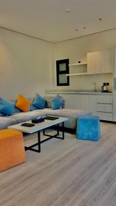 een woonkamer met een bank en een tafel bij Karim Hotel in Dammam +42 foto's