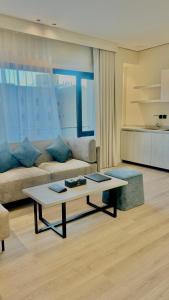 een woonkamer met een bank en een salontafel bij Karim Hotel in Dammam