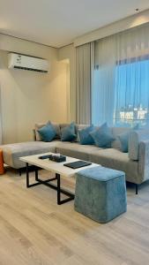 een woonkamer met een bank en een salontafel bij Karim Hotel in Dammam