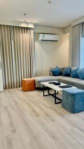 een woonkamer met een bank en een salontafel bij Karim Hotel in Dammam