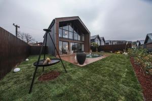 una casa con un cane seduto su un'altalena di Voger Sapanca Lake View a Sapanca