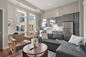 een woonkamer met een bank en een tafel bij CozySuites Marquee in Minneapolis