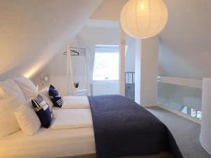 Giường trong phòng chung tại Seeloft mit Balkon, Seeblick, 300m zum See