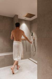 - une baignoire dans la salle de bains dans l'établissement Hotel Garni Lavendel, à Lech am Arlberg 34 autres photos