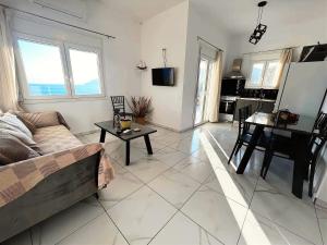 un soggiorno con un divano e un tavolo di Livikon seaside a Keratokampos