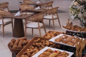 een tafel gevuld met verschillende soorten brood en gebak bij Towlan Alrayan in Riyad