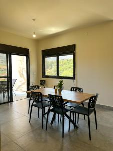een eetkamer met een houten tafel en stoelen bij Haven46 