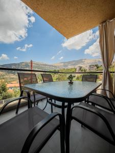 een tafel en stoelen op een balkon met uitzicht bij Haven46 
