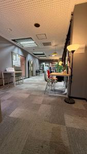 une pièce vide avec une table et des chaises dans l'établissement 心斎橋難波関空直通Nambaminami Shin-Imamiya Ambers Hostel, à Osaka