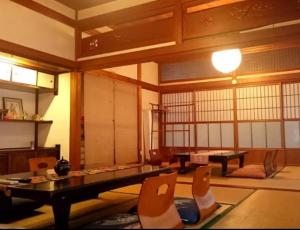 Khu vực ghế ngồi tại 囲炉裏のある築100年の一棟貸し古民家で昔の暮らし体験