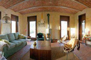 uma sala de estar com um sofá e uma mesa em Villa Acquaviva em Montescudaio