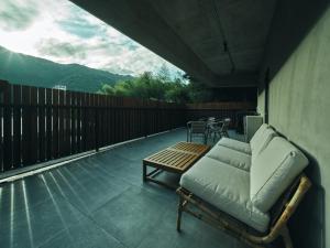 Cảnh núi rừng hoặc tầm nhìn ra núi từ nhà nghỉ dưỡng