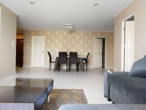 Et opholdsområde på BKK 2 BR apt near Sathon ICONSIAM firework view