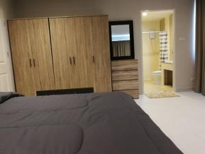 En eller flere senge i et værelse på BKK 2 BR apt near Sathon ICONSIAM firework view + 8 billeder