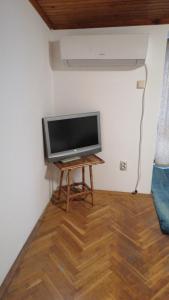 - une télévision à écran plat assise sur une table dans l'établissement Апартамент опера, à Varna