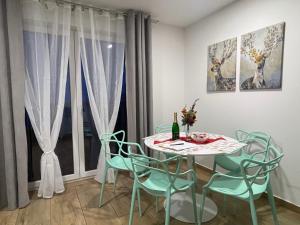 een eetkamer met een tafel en stoelen bij Apartmány MAX in Vaclavov u Bruntalu