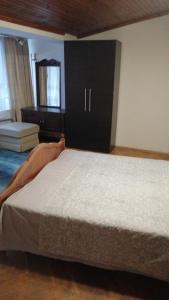 - une chambre avec un lit et une armoire noire dans l'établissement Апартамент опера, à Varna