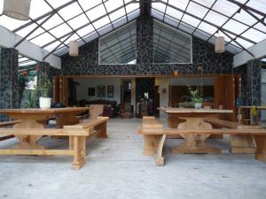 un grupo de mesas de picnic en un edificio en Ronia Mountain Villa Lembang, en Lembang