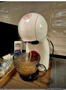 een koffiezetapparaat giet koffie in een kom bij Amurg in Lupeni