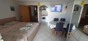 een woonkamer met een groot bed en een tafel bij Modern apartment with sea view in Pag, 40 sqm in Pag