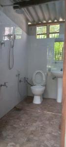une salle de bains avec toilettes et lavabo dans l'établissement Brenley B Bungalow, à Talalla South