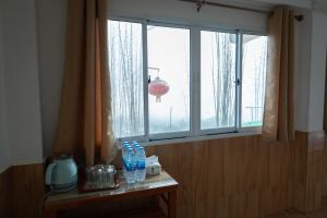 a window in a room with bottles on a table at Munli Homestay in Ban Mo Paeng