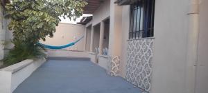 een gang van een gebouw met een blauwe slang bij Hostel da Lua in Barreirinhas