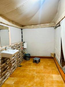 ein Badezimmer mit Waschbecken und Spiegel in der Unterkunft Stayguru Patgar Tent in Dhordo + 13 Fotos