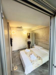 Eine Frau steht in einem Zimmer mit 2 Betten in der Unterkunft Villa Giuseppe Seaside in Lido Di Fondi + 111 Fotos