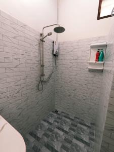 Et badeværelse på Private Garden Home Koh Phangan