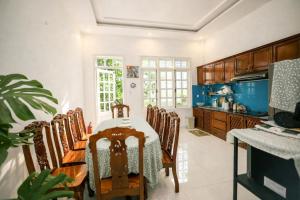 een eetkamer met een tafel en stoelen en een keuken bij Ichigo Home Đà Lạt in Da Lat