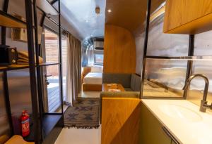 ein Badezimmer mit einem Waschbecken und einem Aquarium in der Unterkunft Nomad By Sharjah Collection in Kalbā + 14 Fotos