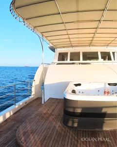 a boat with a hot tub on the deck at Ocean Pearl in Filitheyo