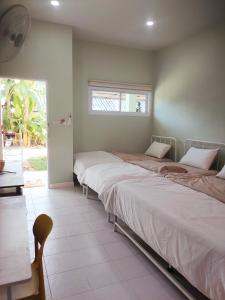 En eller flere senge i et værelse på บ้านยาย pool Villa