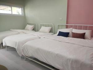 En eller flere senge i et værelse på บ้านยาย pool Villa + 15 billeder