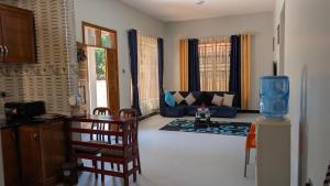 een woonkamer met een bank en een tafel bij Danshome in Moshi