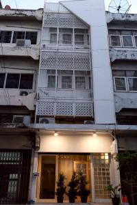 een wit gebouw met planten ervoor bij Chatuchak Haus in Bangkok