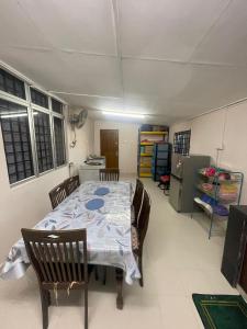 Køkken eller tekøkken på Homestay Sri KS