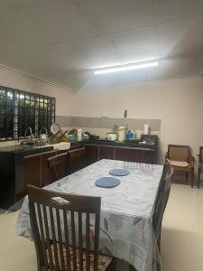 Køkken eller tekøkken på Homestay Sri KS