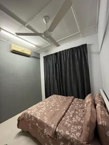 En eller flere senge i et værelse på Homestay Sri KS