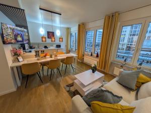 a living room with a couch and a table with chairs at Munich Top Place direkt am Karlsplatz - Stachus 70 qm mit 2 Schlafzimmer Apartment Mila in Munich