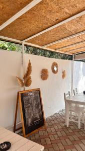 een bord op een terras met een tafel en stoelen bij Ali Baba Butik Otel in Gündoğdu