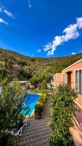 een huis met een zwembad voor een heuvel bij Ali Baba Butik Otel in Gündoğdu +44 foto's