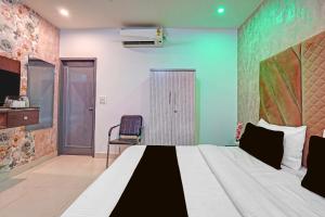 una camera da letto con un letto in una stanza di Hotel O Ace a Rohtak Altre 25 foto