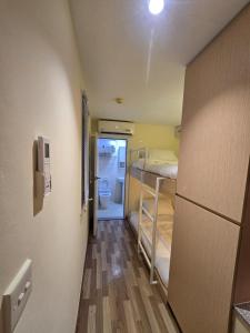 een kleine kamer met een stapelbed en een koelkast bij Smart Private Studio Al Reem Island in Abu Dhabi